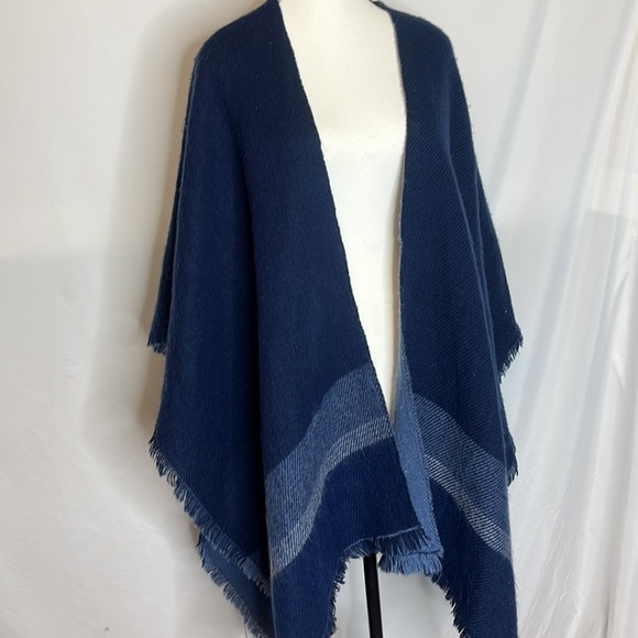 Woolrich blanket style poncho - Picture 2 of 8